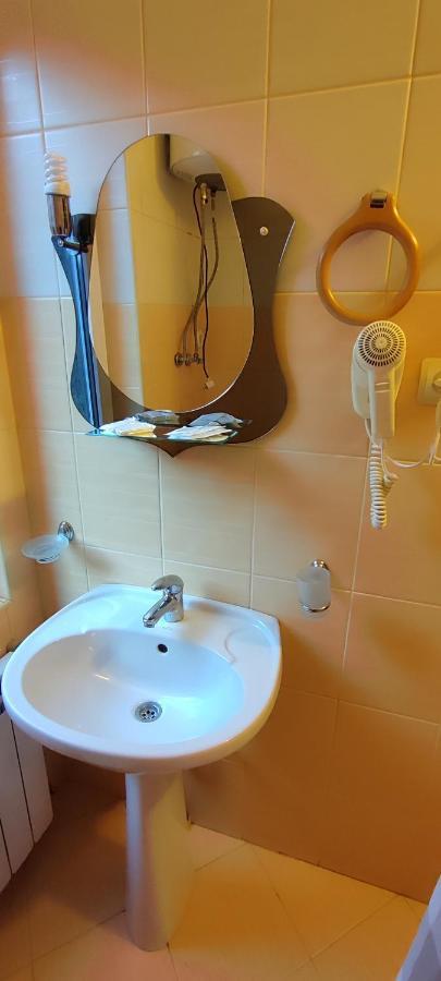 Лелеч Hotel Tatariv Ngoại thất bức ảnh