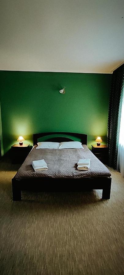 Лелеч Hotel Tatariv Ngoại thất bức ảnh