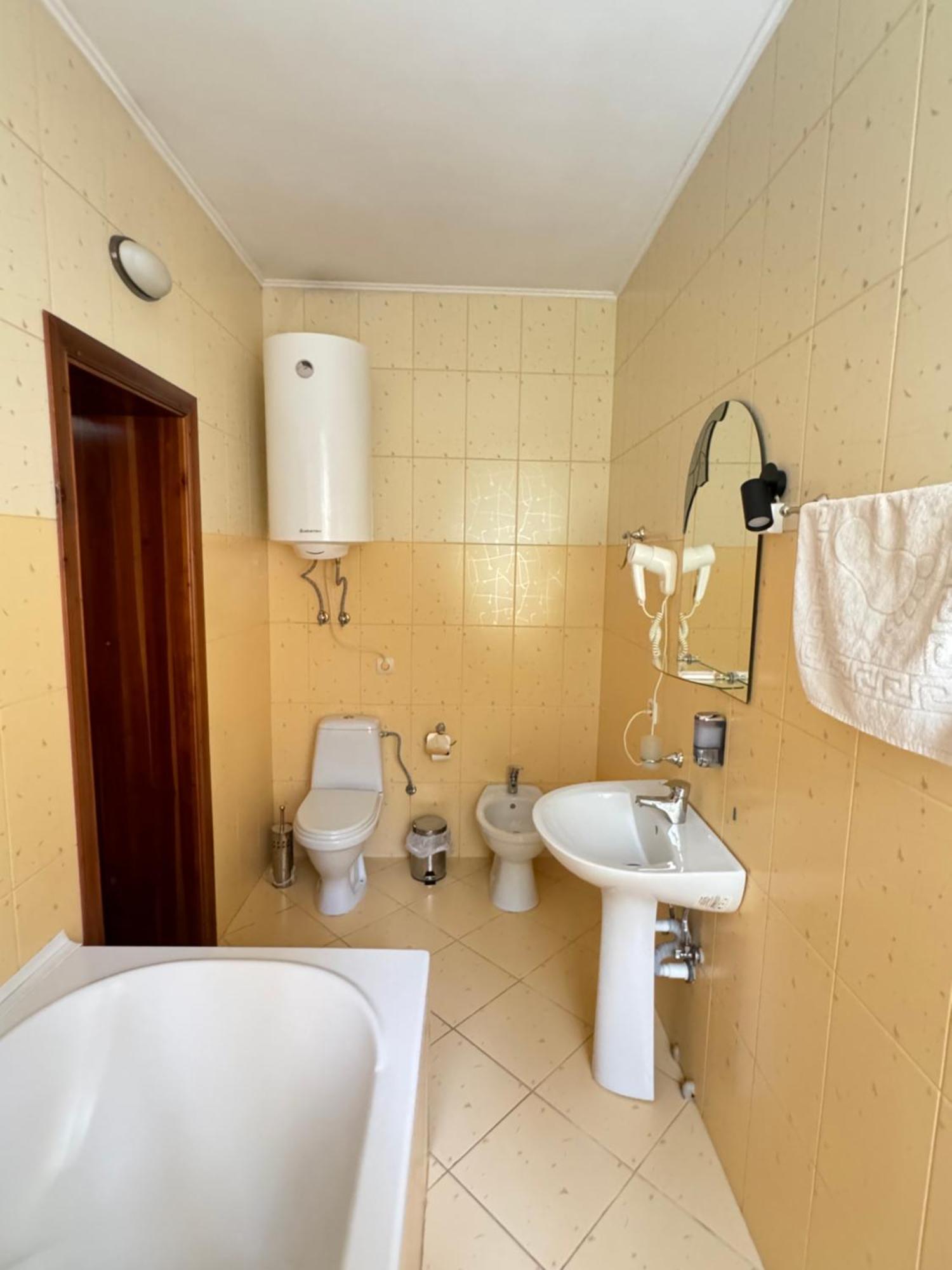 Лелеч Hotel Tatariv Ngoại thất bức ảnh