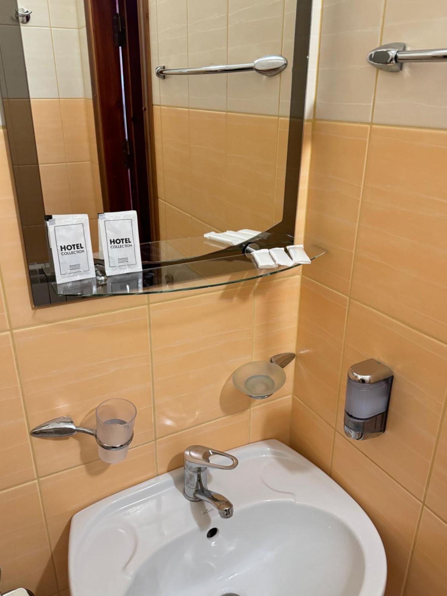 Лелеч Hotel Tatariv Ngoại thất bức ảnh
